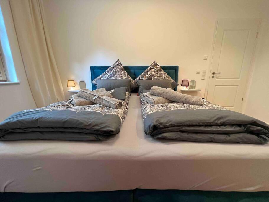 4younic Glonn1 * Boxspring * Jacuzzi * Netflix*65“ Apartment *