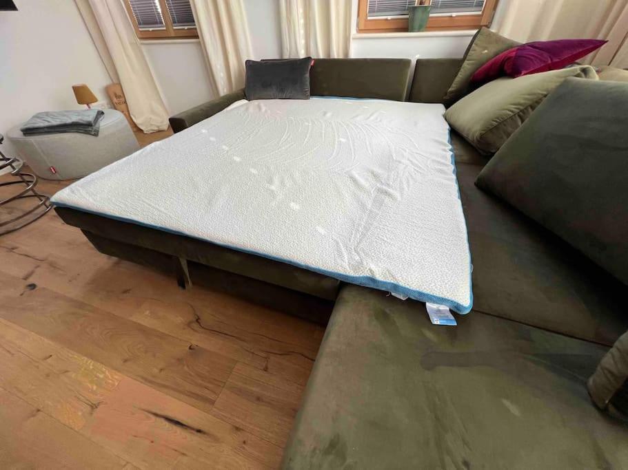 4younic Glonn1 * Boxspring * Jacuzzi * Netflix*65“ Apartment *