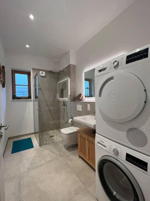 4younic Glonn1 * Boxspring * Jacuzzi * Netflix*65“ *