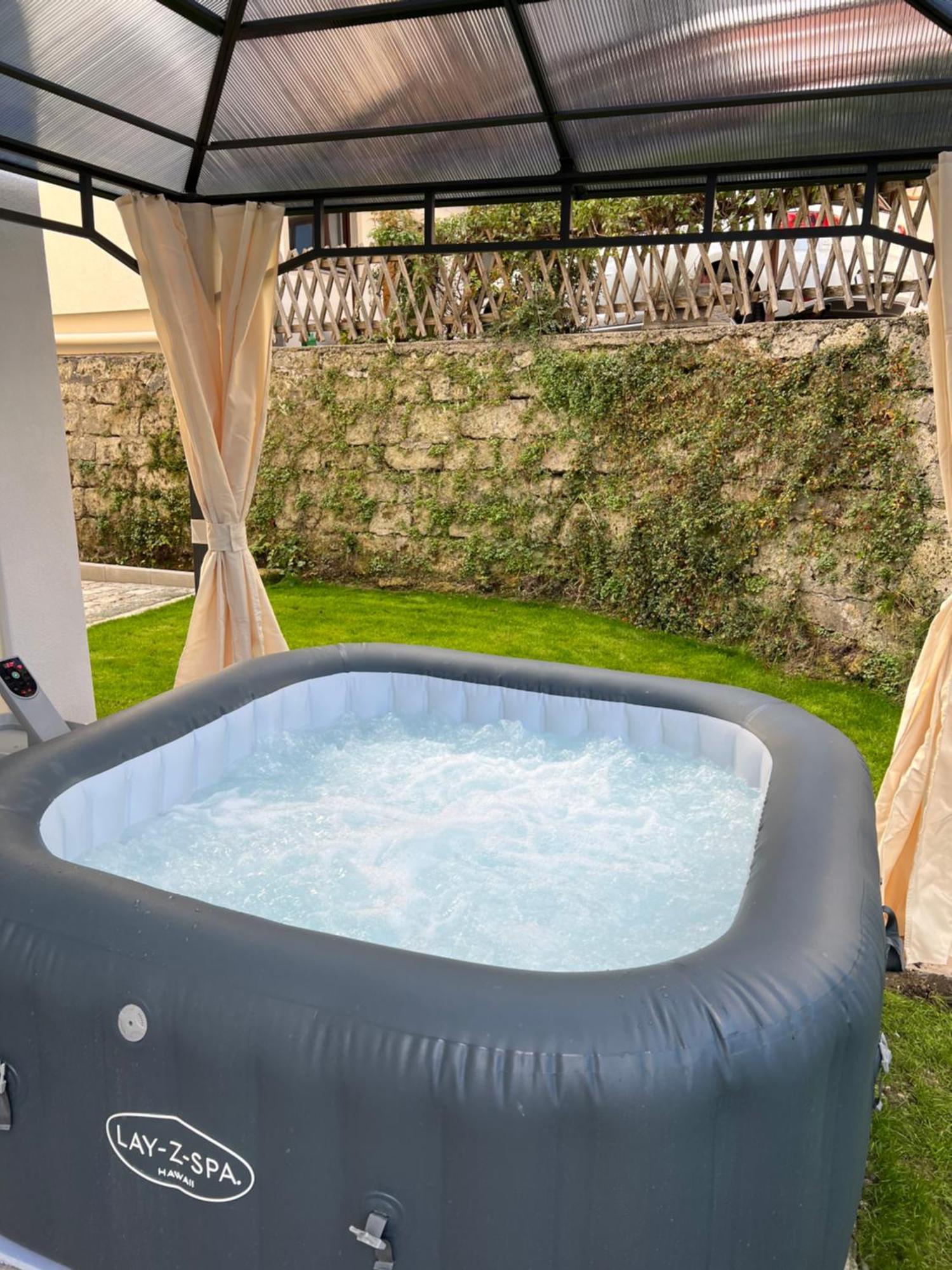 4younic Glonn1 * Boxspring * Jacuzzi * Netflix*65“ Apartment *